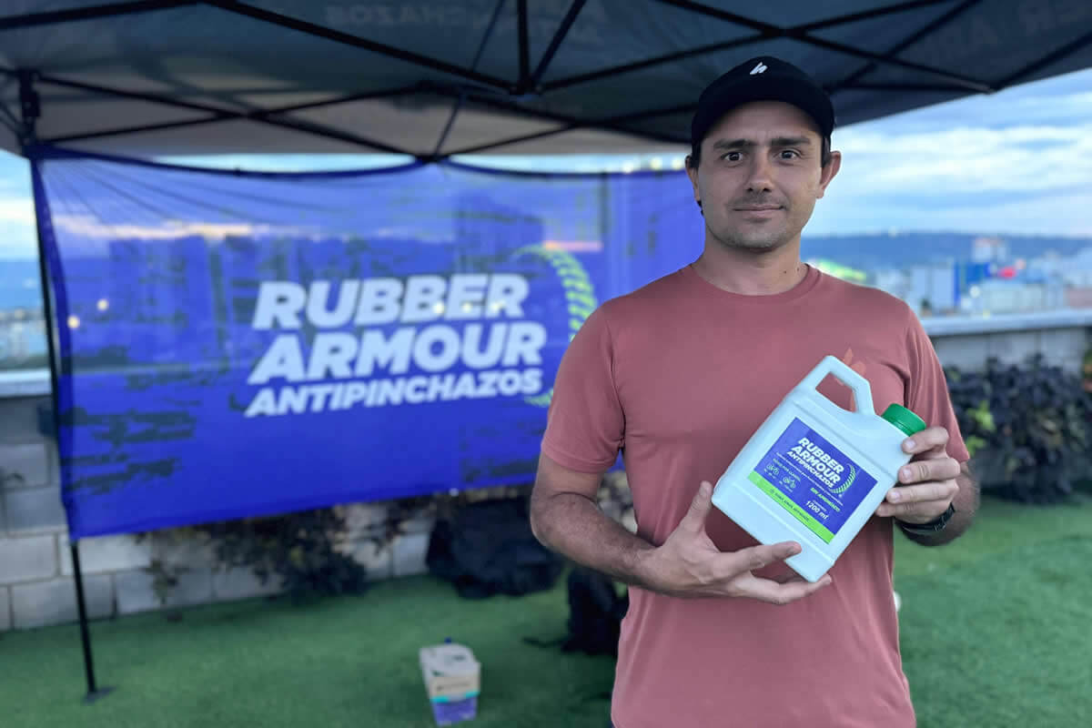 Participantes y organizadores en Topocoro Green Race Cajasan, evento deportivo sostenible en Santander, promoviendo conciencia ambiental y turismo local.