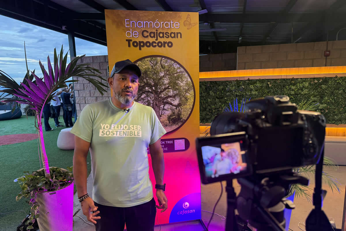 Participantes y organizadores en Topocoro Green Race Cajasan, evento deportivo sostenible en Santander, promoviendo conciencia ambiental y turismo local.