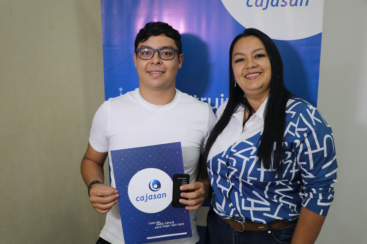 Beneficiario del subsidio familiar de vivienda Cajasan 2026 recibiendo orientación para acceder a vivienda propia en Colombia