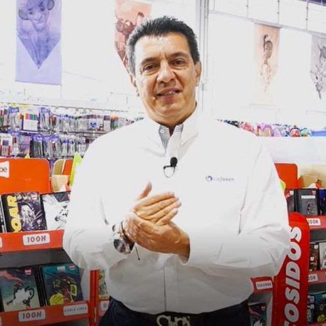 Una persona sonriendo en una tienda