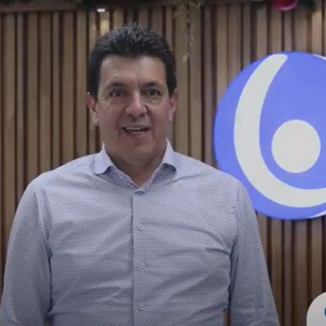 Una persona que da una noticia y está sonriendo