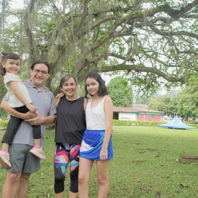 Fotografía de familia reunida sonriendo