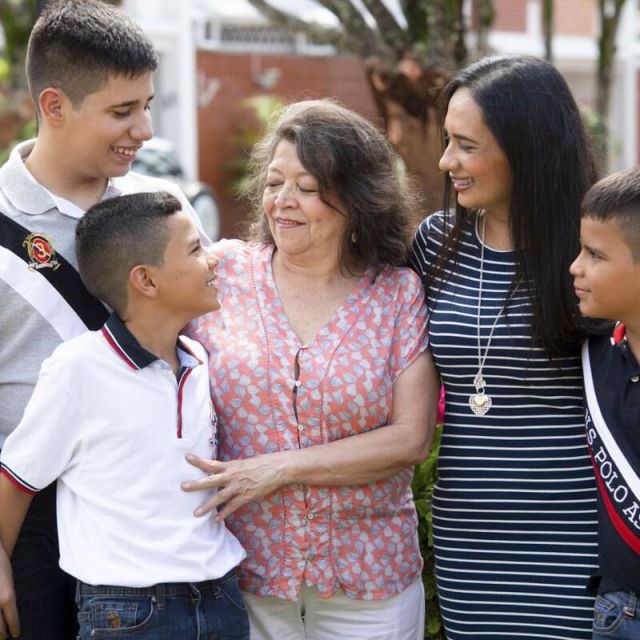 Fotografía de familia reunida sonriendo