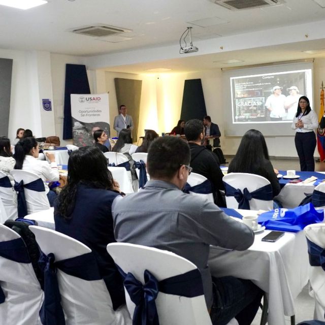 personas reunidas en un  salón de eventos
