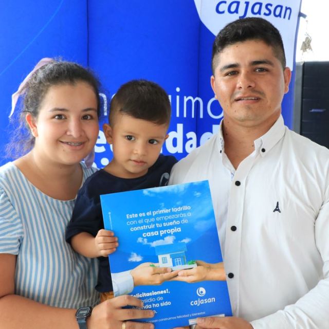 Fotografía de familia recibiendo el subsidio de vivienda