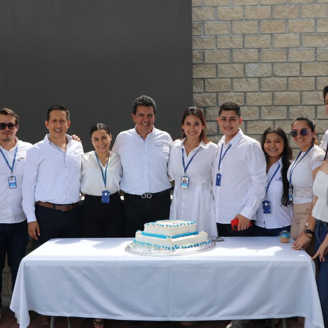 familia cajasan celebrando 67 años