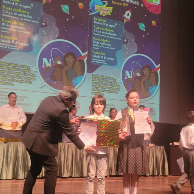 imagen de niños premiados por concurso de matemáticas