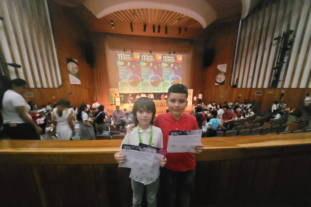 niños condecorados por las olimpiadas de matématicas