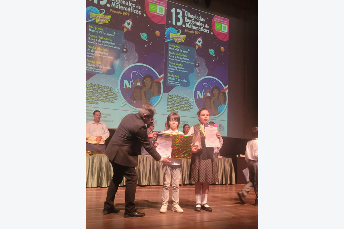 niños condecorados por las olimpiadas de matématicas