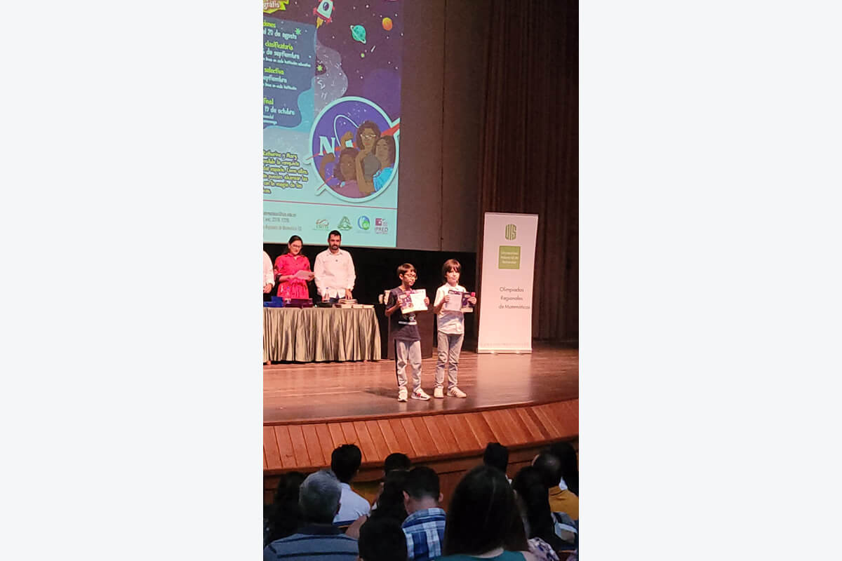 niños condecorados por las olimpiadas de matématicas