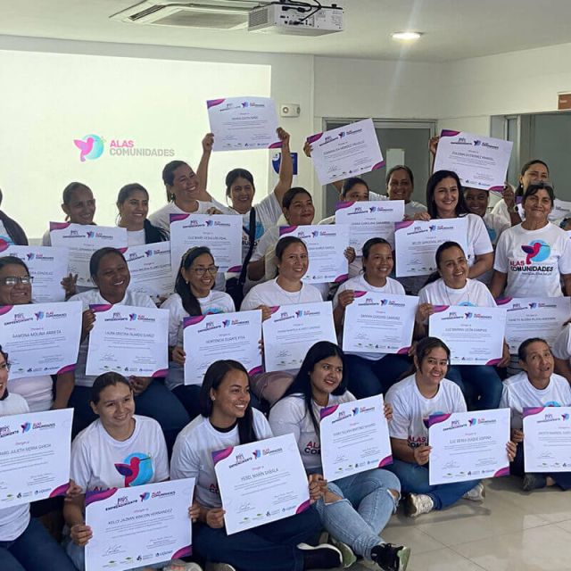 Grupo de mujeres graduadas del programa de empoderamiento femenino en el Magdalena Medio, impulsado por Promioriente, Transmetano y Fundación Promigas - Iniciativa Alas para las Comunidades