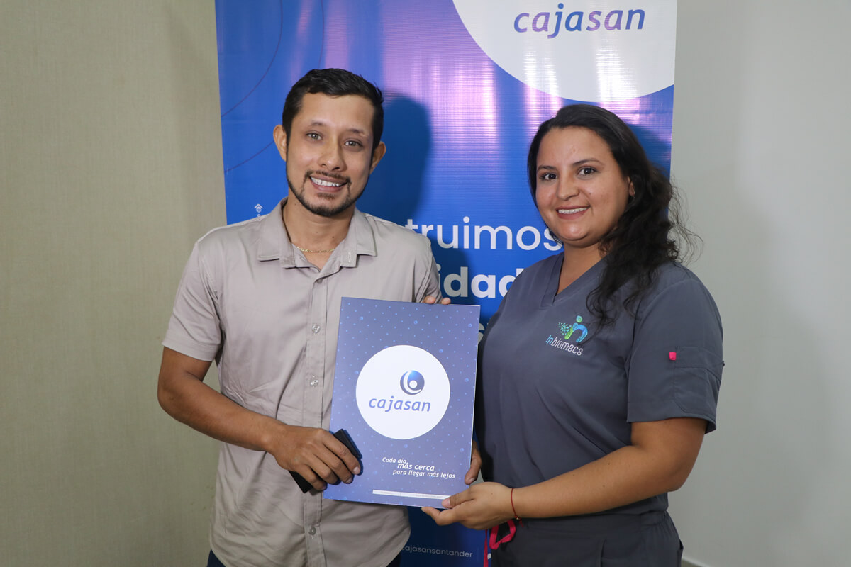 Fotografia 18 personas con subsidio de vivienda con Cajasan