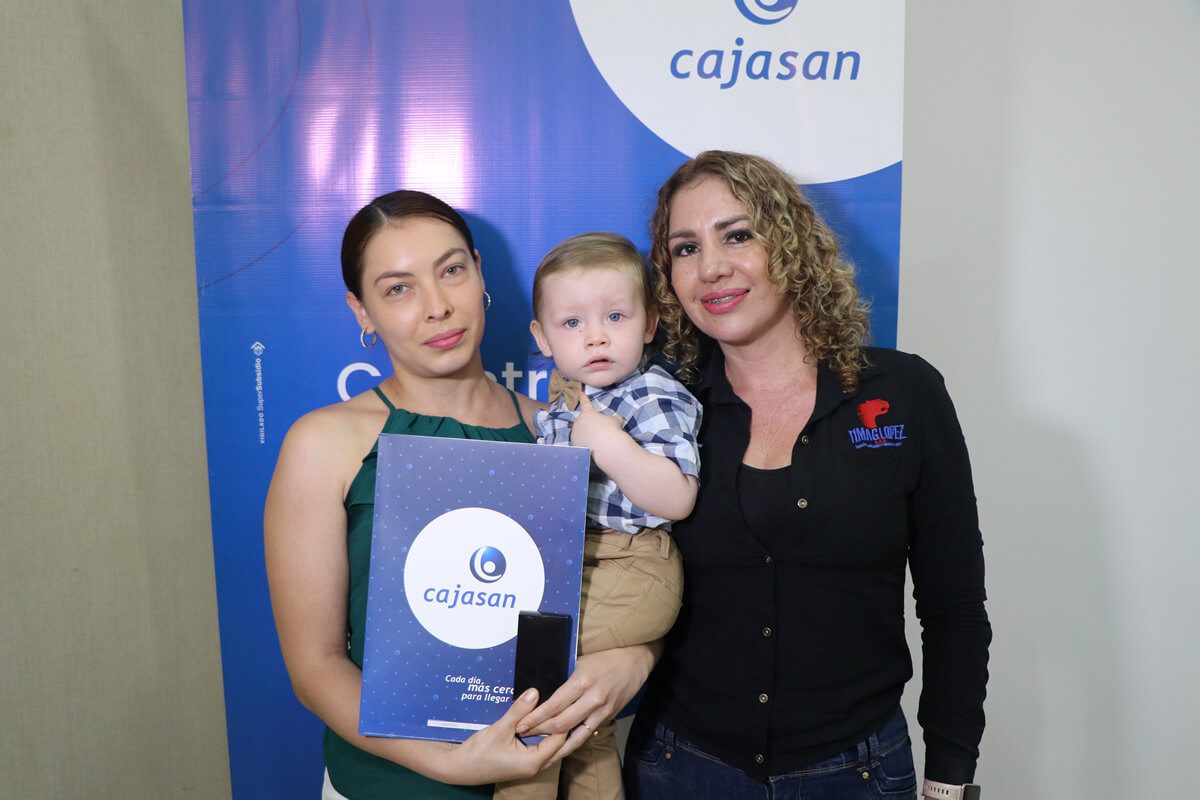 Fotografia 18 personas con subsidio de vivienda con Cajasan