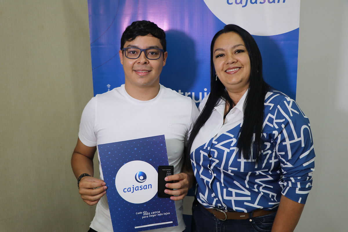Fotografia 18 personas con subsidio de vivienda con Cajasan