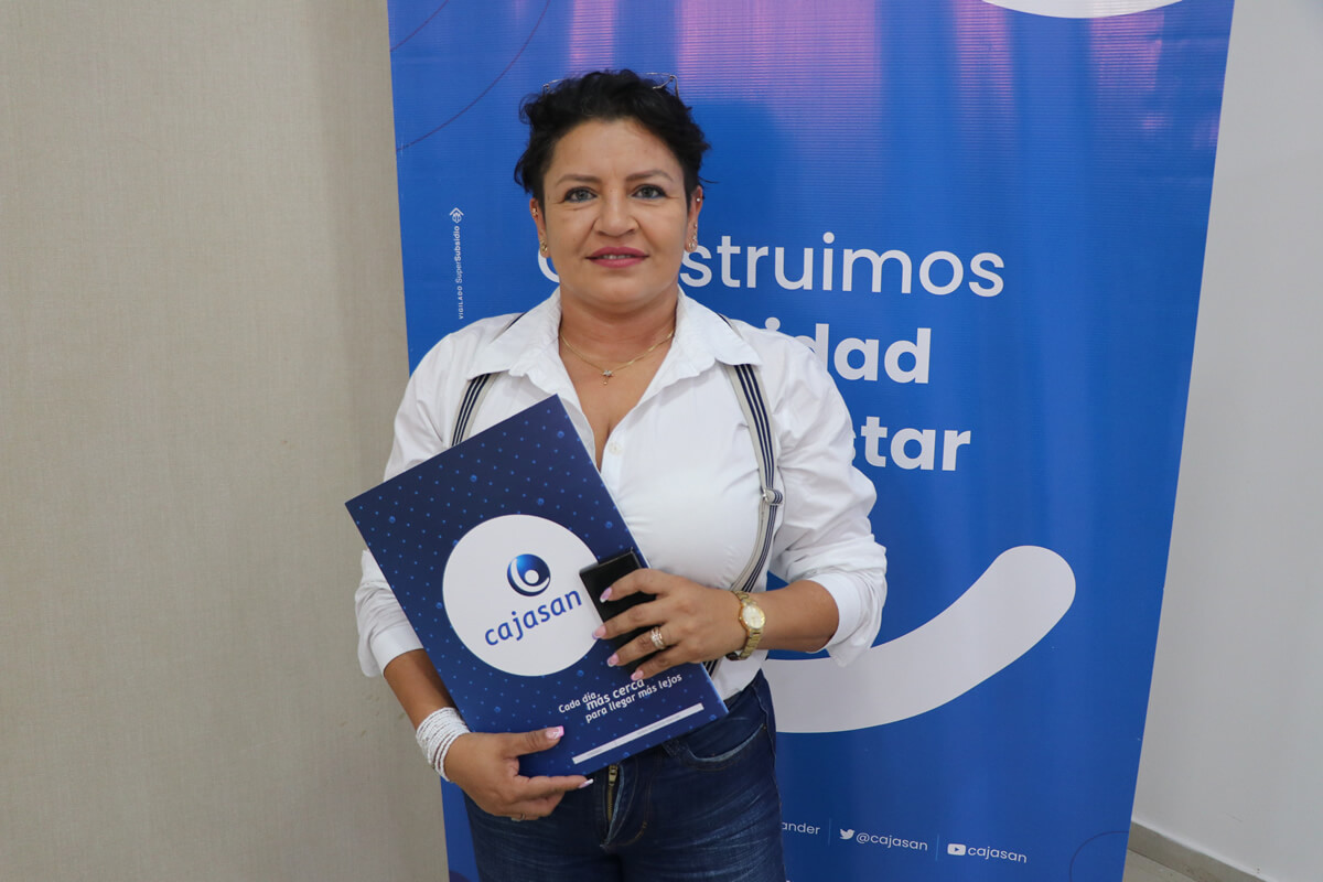 Fotografia 18 personas con subsidio de vivienda con Cajasan