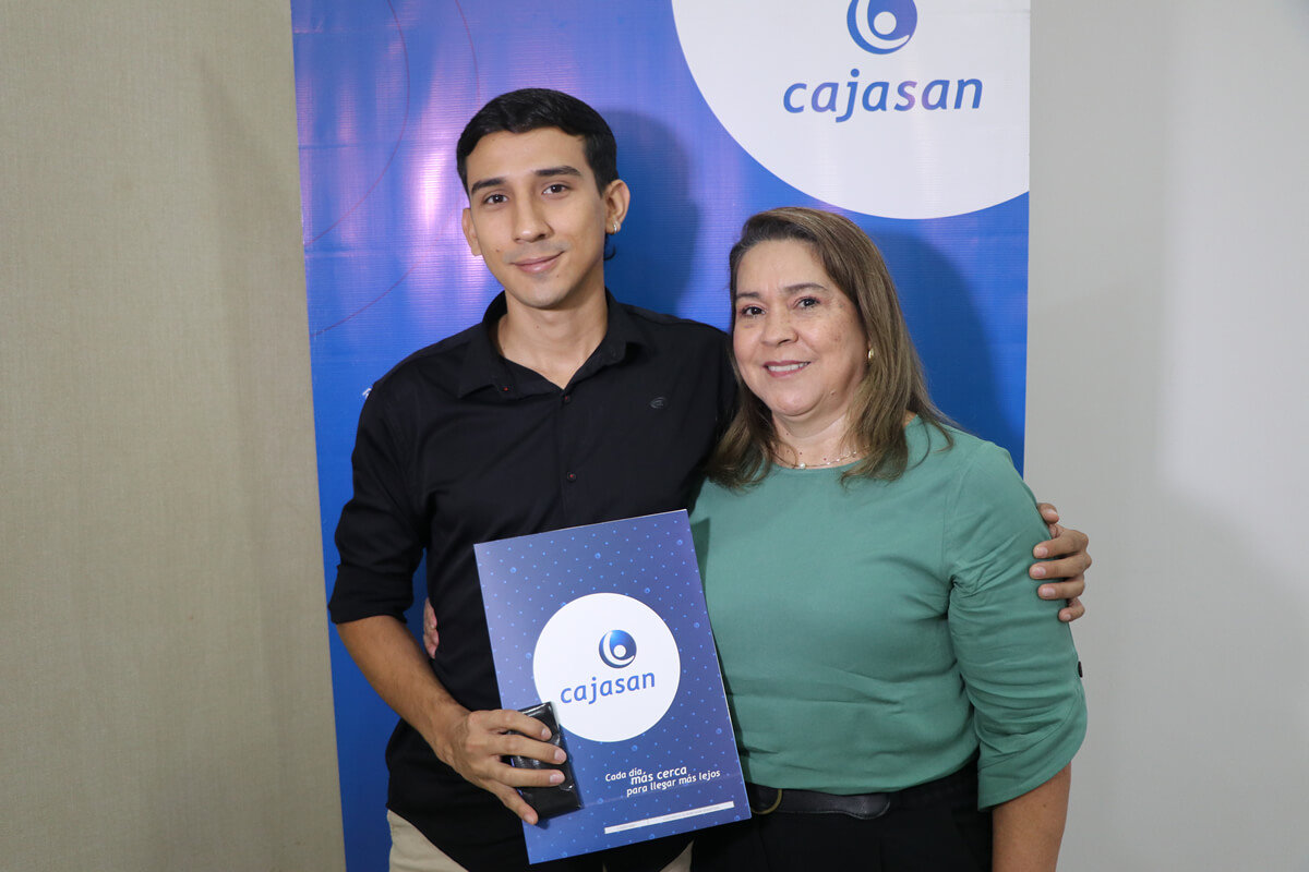 Fotografia 18 personas con subsidio de vivienda con Cajasan