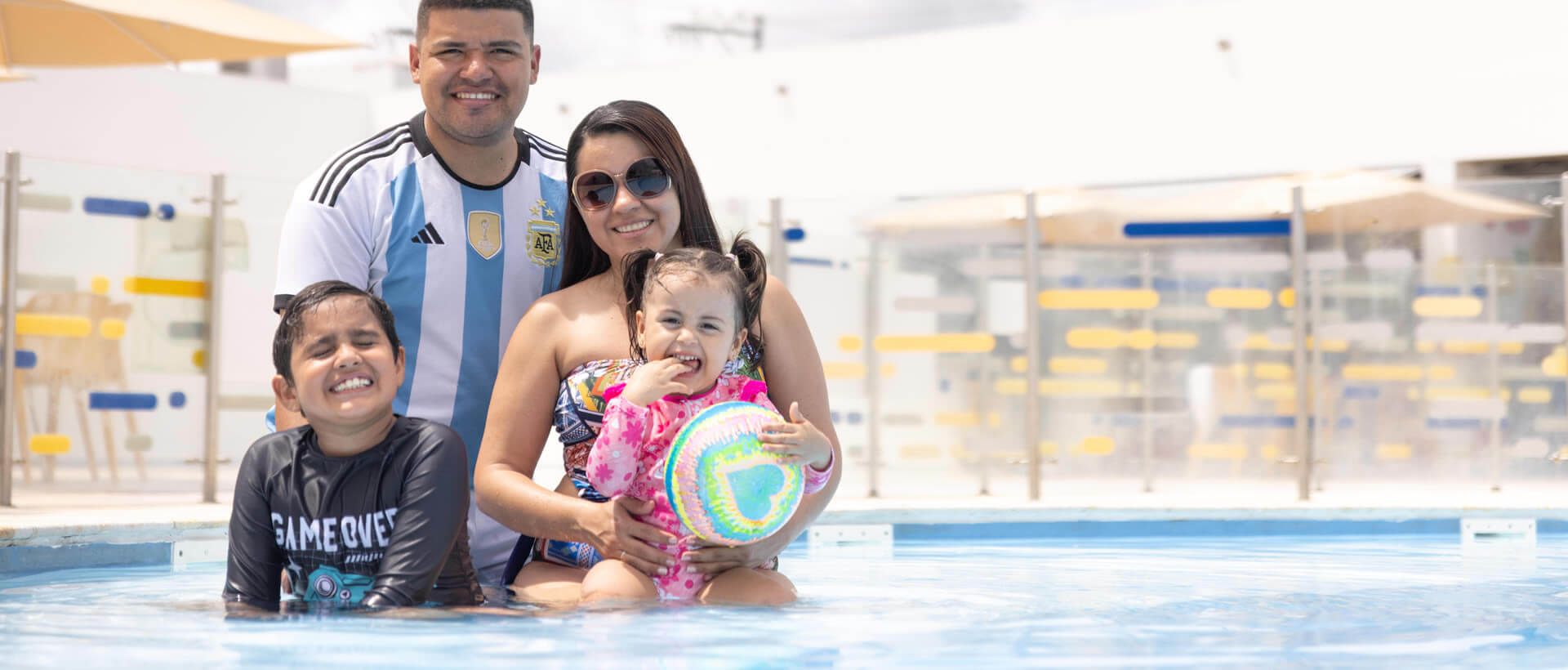 Familia disfrutando en la piscina del Centro Recreacional Cayumba de Cajasan, un espacio de bienestar y diversión