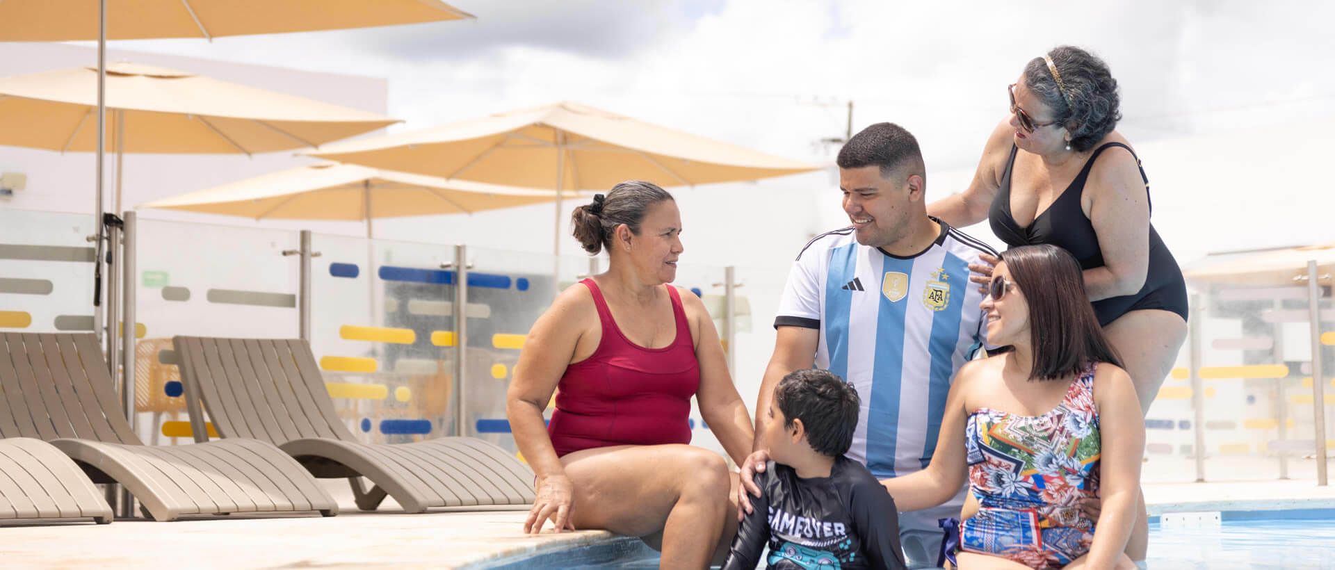 Familia disfrutando en la piscina del Centro Recreacional Cayumba de Cajasan, un espacio de bienestar y diversión