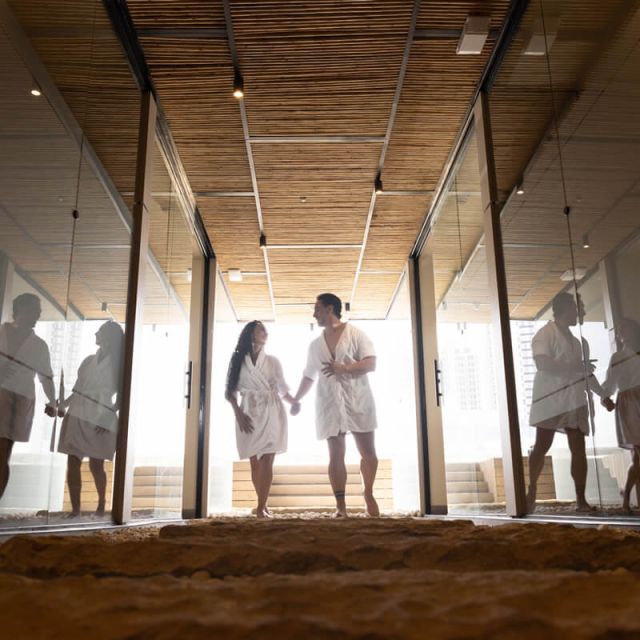 imagen de pareja disfrutando de las zonas de parque cajasan puerta el sol