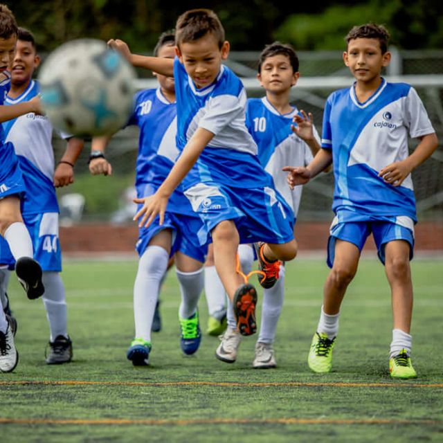 niños jugando futbol y divirtiendose en las instalaciones de Cajasan