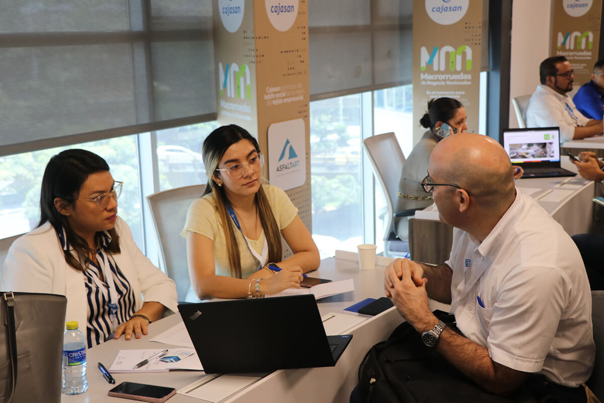 imagen de empresarios impulsando el crecimiento