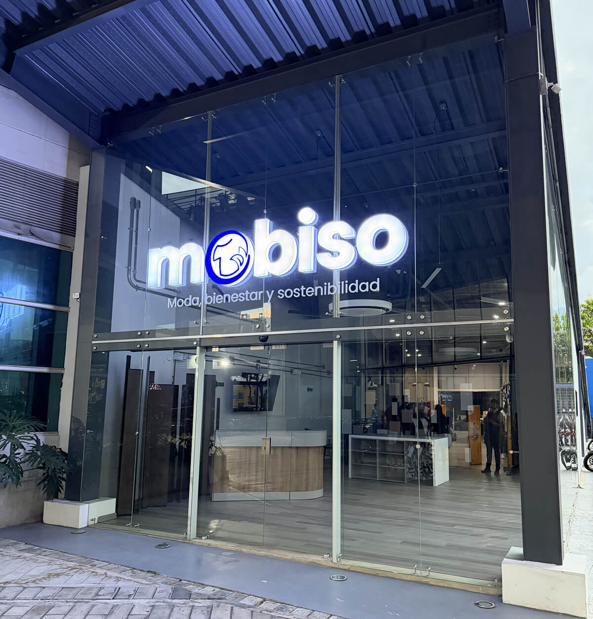 Fachada de Mobiso, iniciativa de moda circular orientada al bienestar, la sostenibilidad y la inclusión social