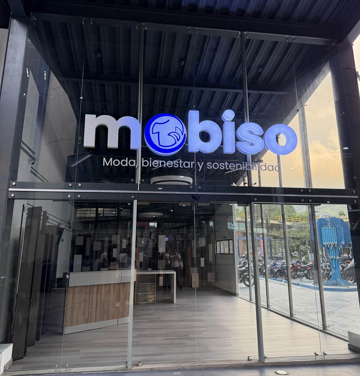 Fachada de Mobiso, iniciativa de moda circular orientada al bienestar, la sostenibilidad y la inclusión social