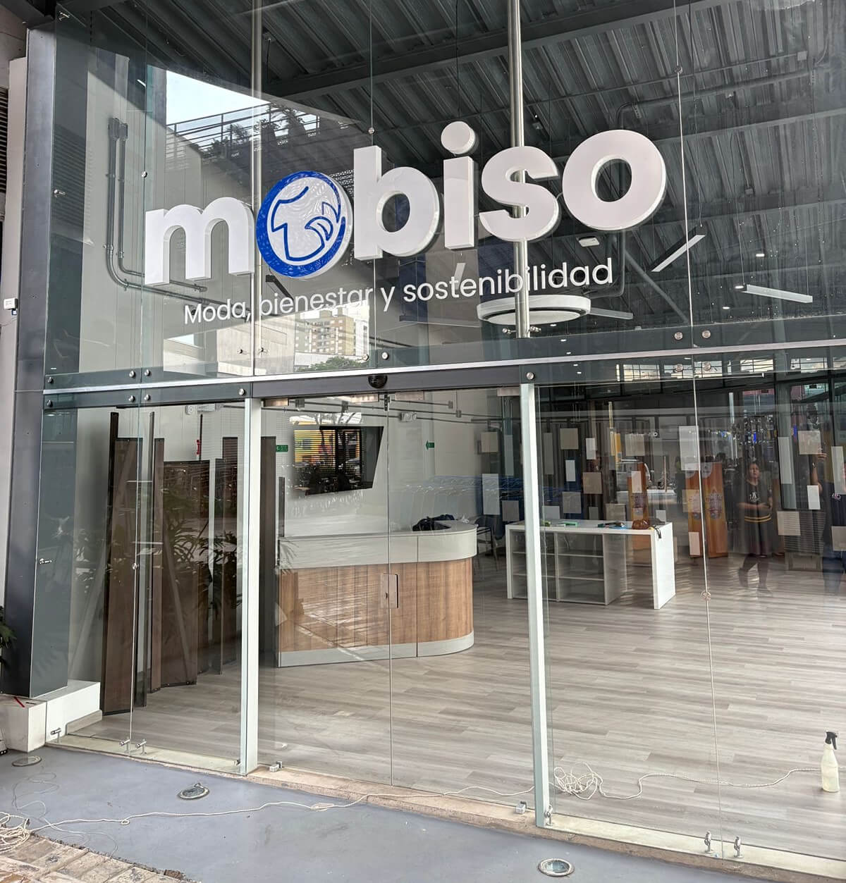 Fachada de Mobiso, iniciativa de moda circular orientada al bienestar, la sostenibilidad y la inclusión social