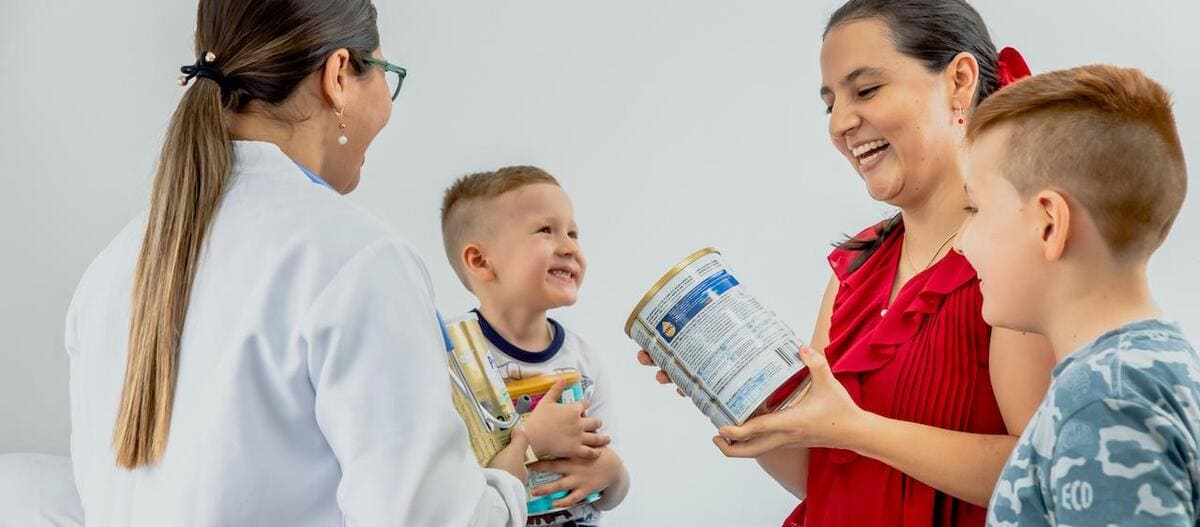 Médico hablando con personas sobre plan nutricional