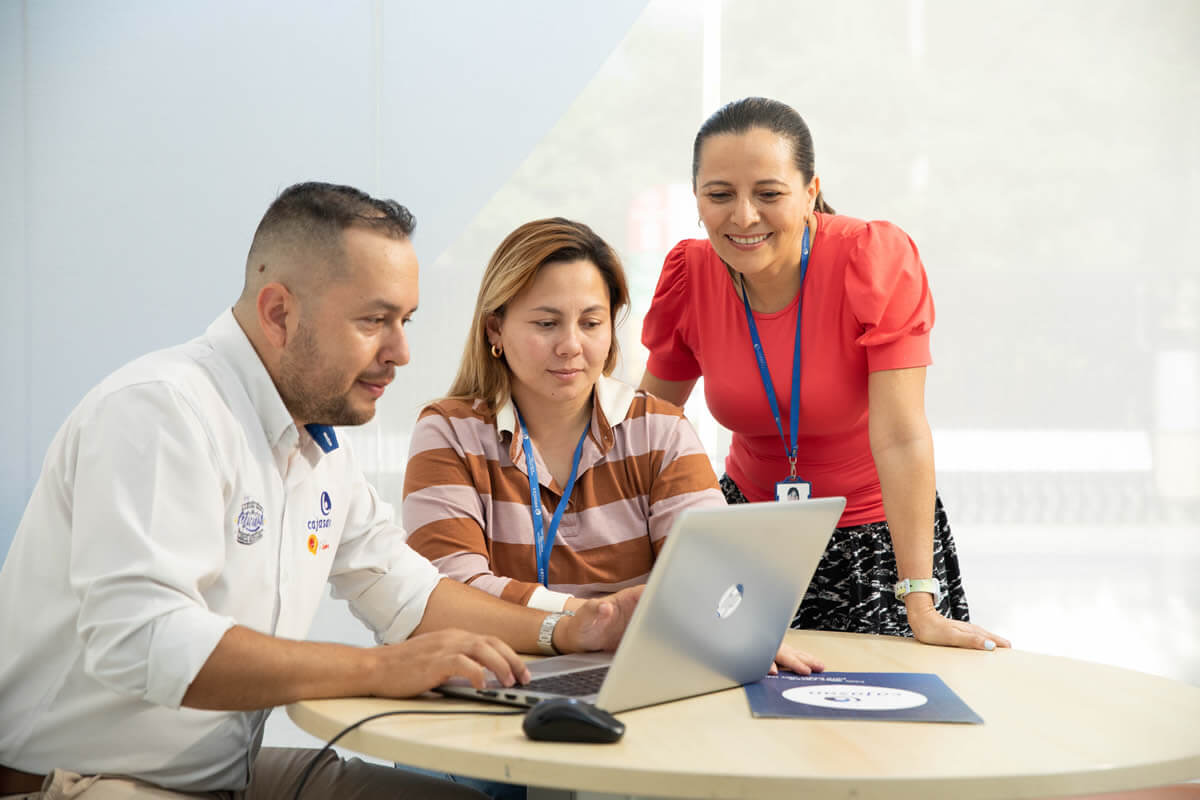 personas realizando vinculaciones en cajasan