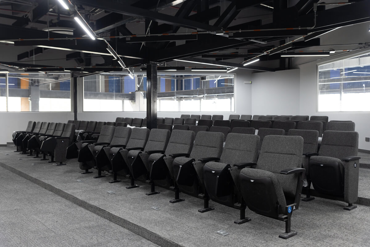 Auditorio moderno del Parque Cajasan San Gil, diseñado para eventos y capacitaciones
