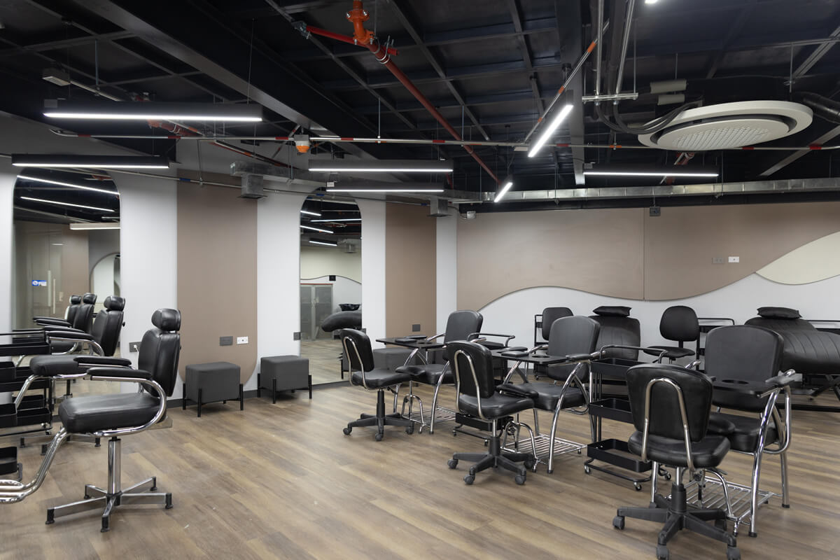 Sala de formación y estética del Parque Cajasan San Gil, equipada para talleres prácticos